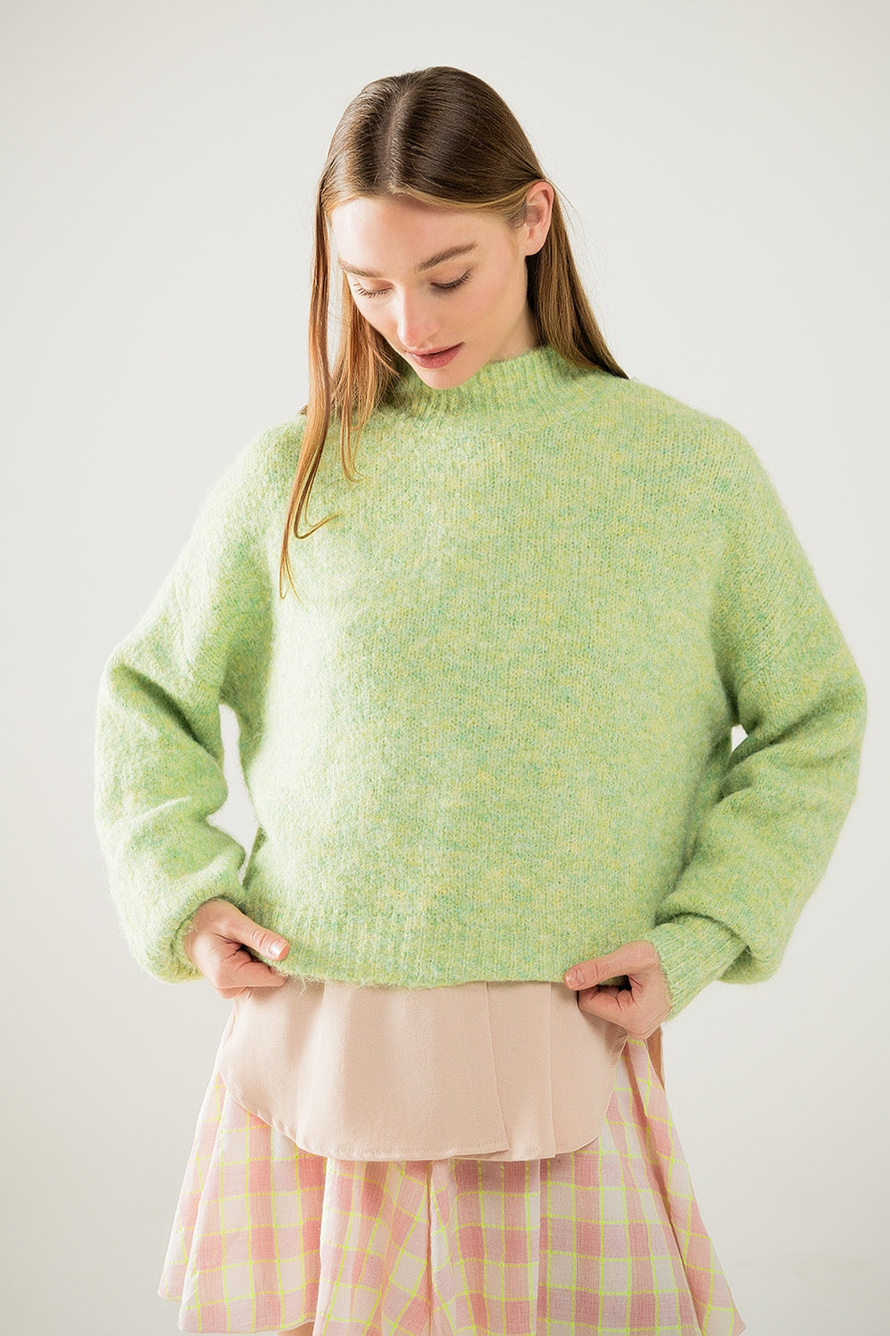 Camisola fofa verde clara com gola alta e mangas em balão