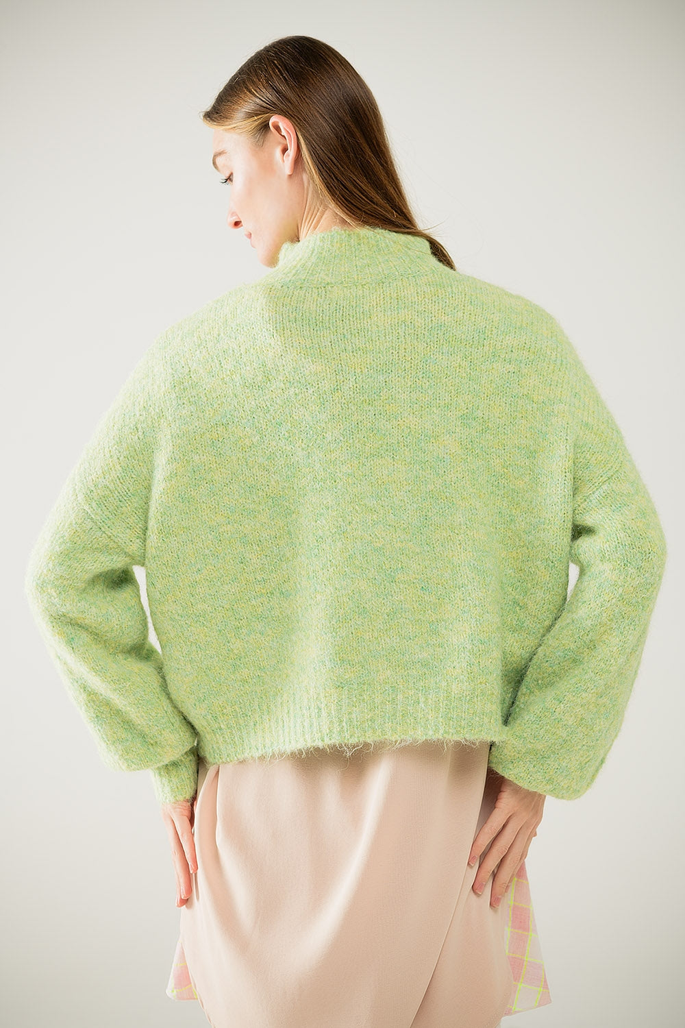 Camisola fofa verde clara com gola alta e mangas em balão