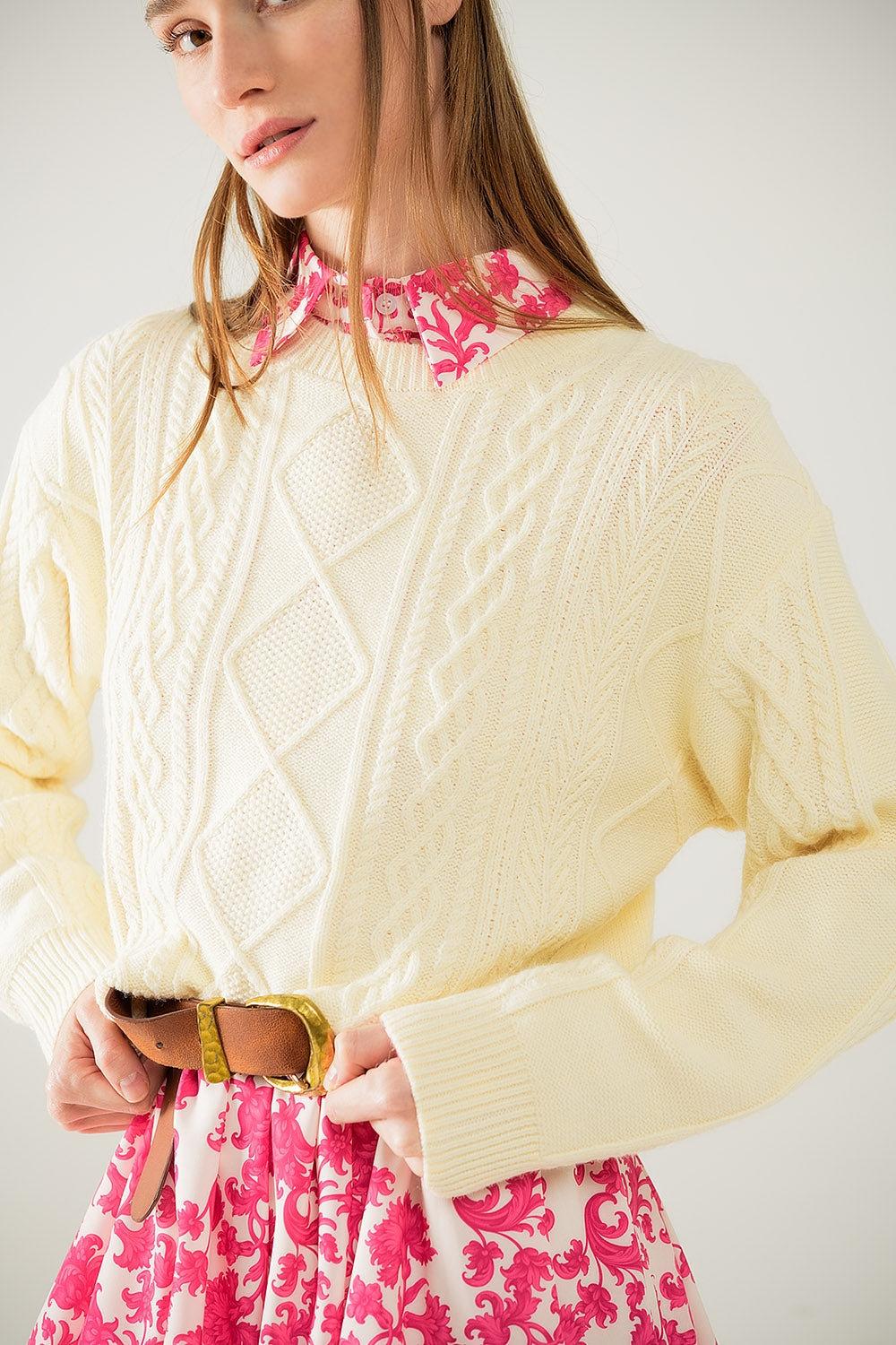 Camisola de malha macia creme com padrão de cabos