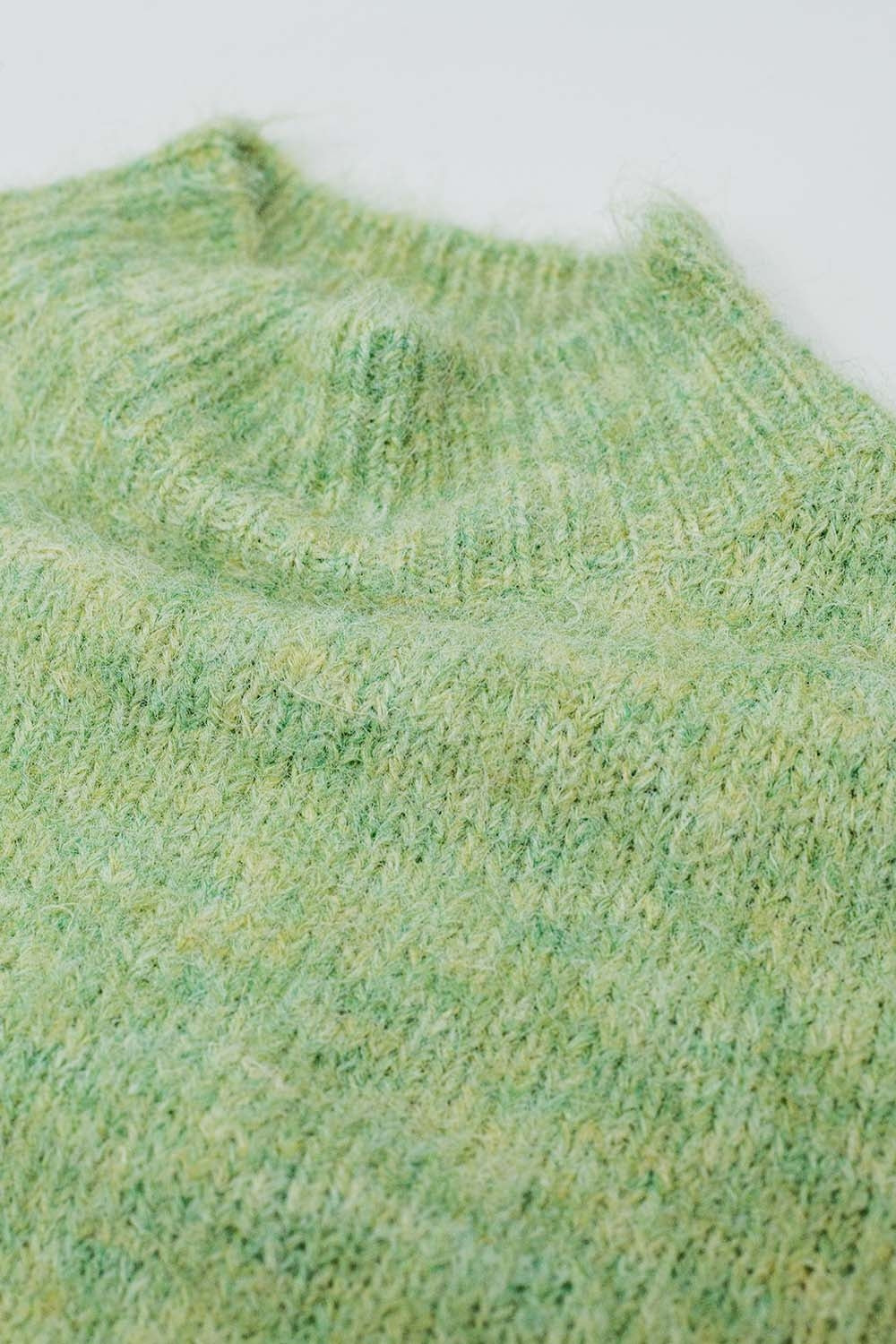 Camisola fofa verde clara com gola alta e mangas em balão