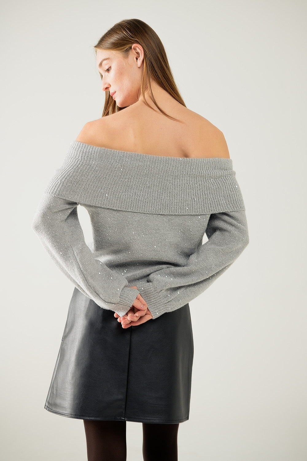 Camisola cinzenta com gola redonda e lantejoulas
