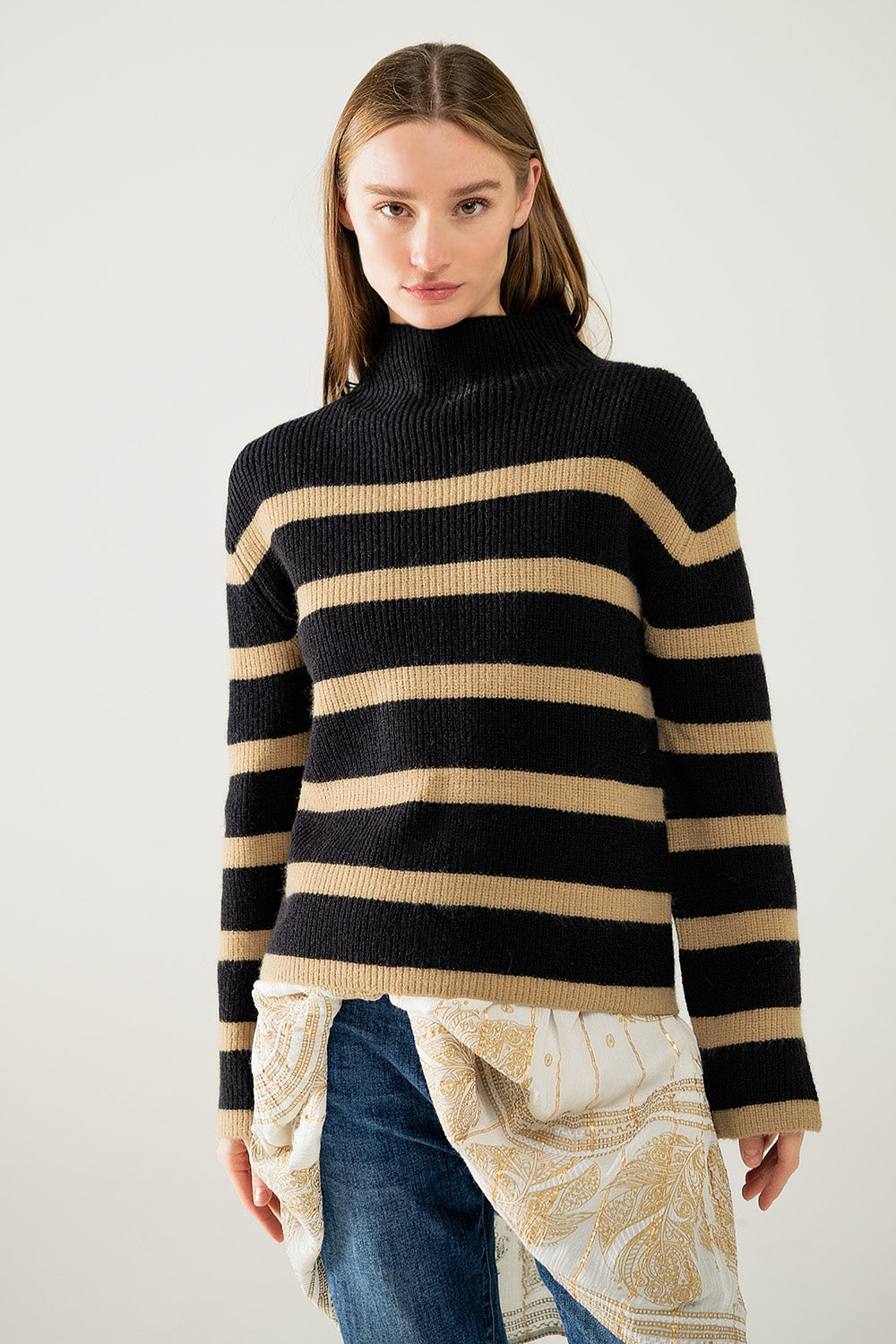 Camisola de malha canelada em preto com riscas camel