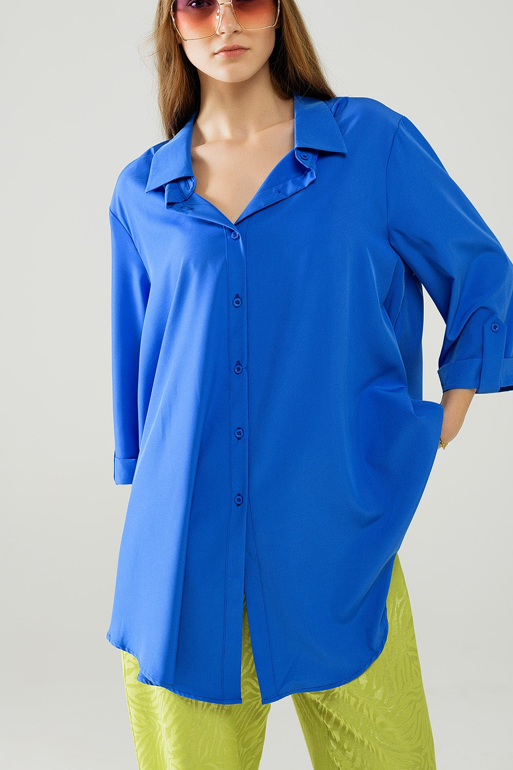 Camisa confeccionada em tecido muito suave e leve na cor azul elétrico.