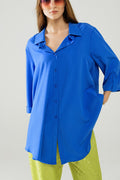 Camisa confeccionada em tecido muito suave e leve na cor azul elétrico.