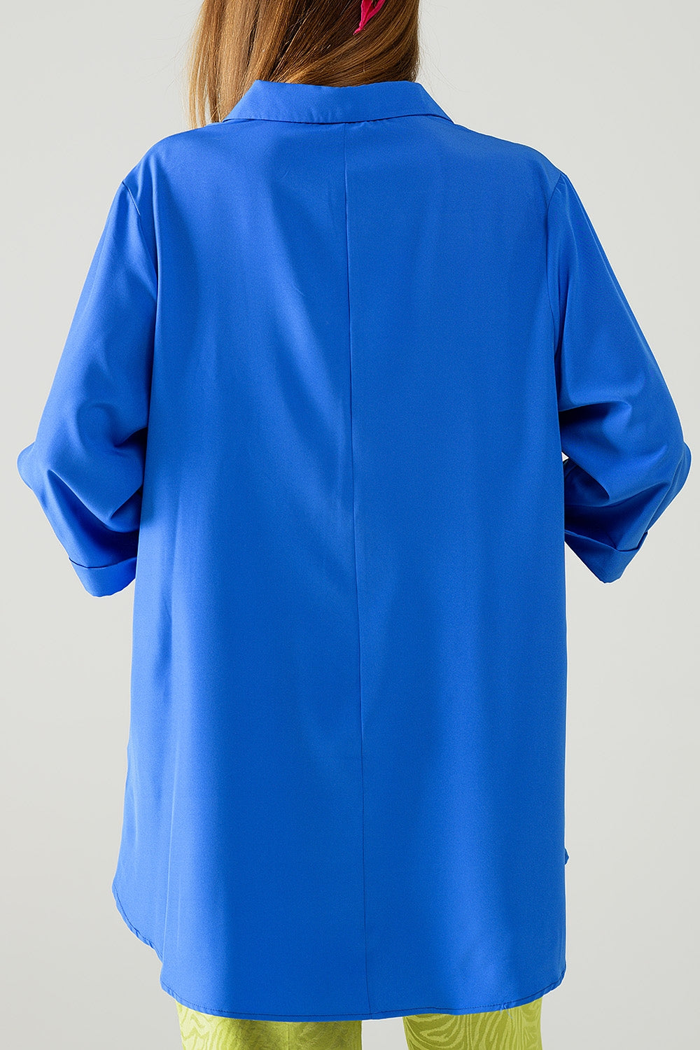 Camisa confeccionada em tecido muito suave e leve na cor azul elétrico.