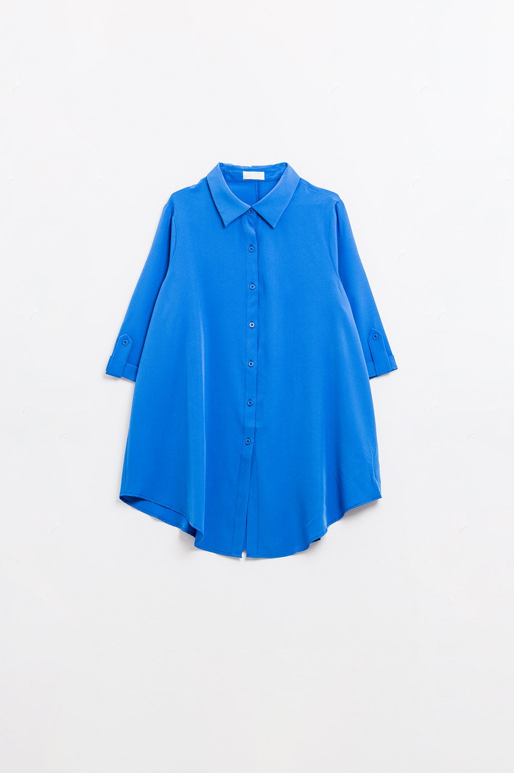 Camisa confeccionada em tecido muito suave e leve na cor azul elétrico.