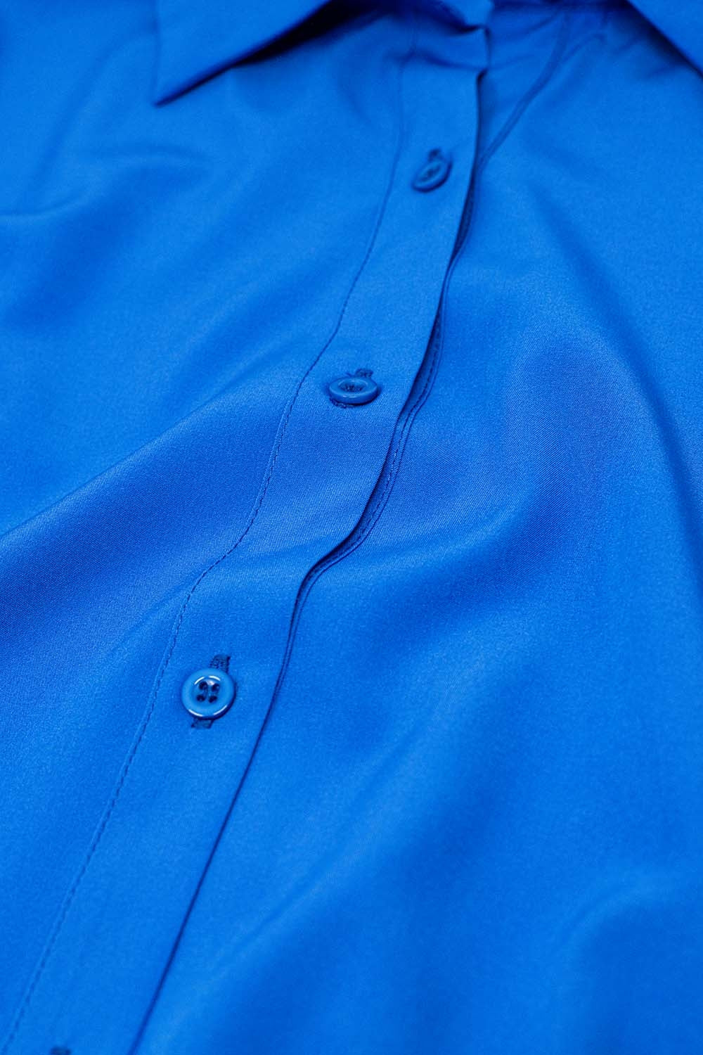 Camisa confeccionada em tecido muito suave e leve na cor azul elétrico.