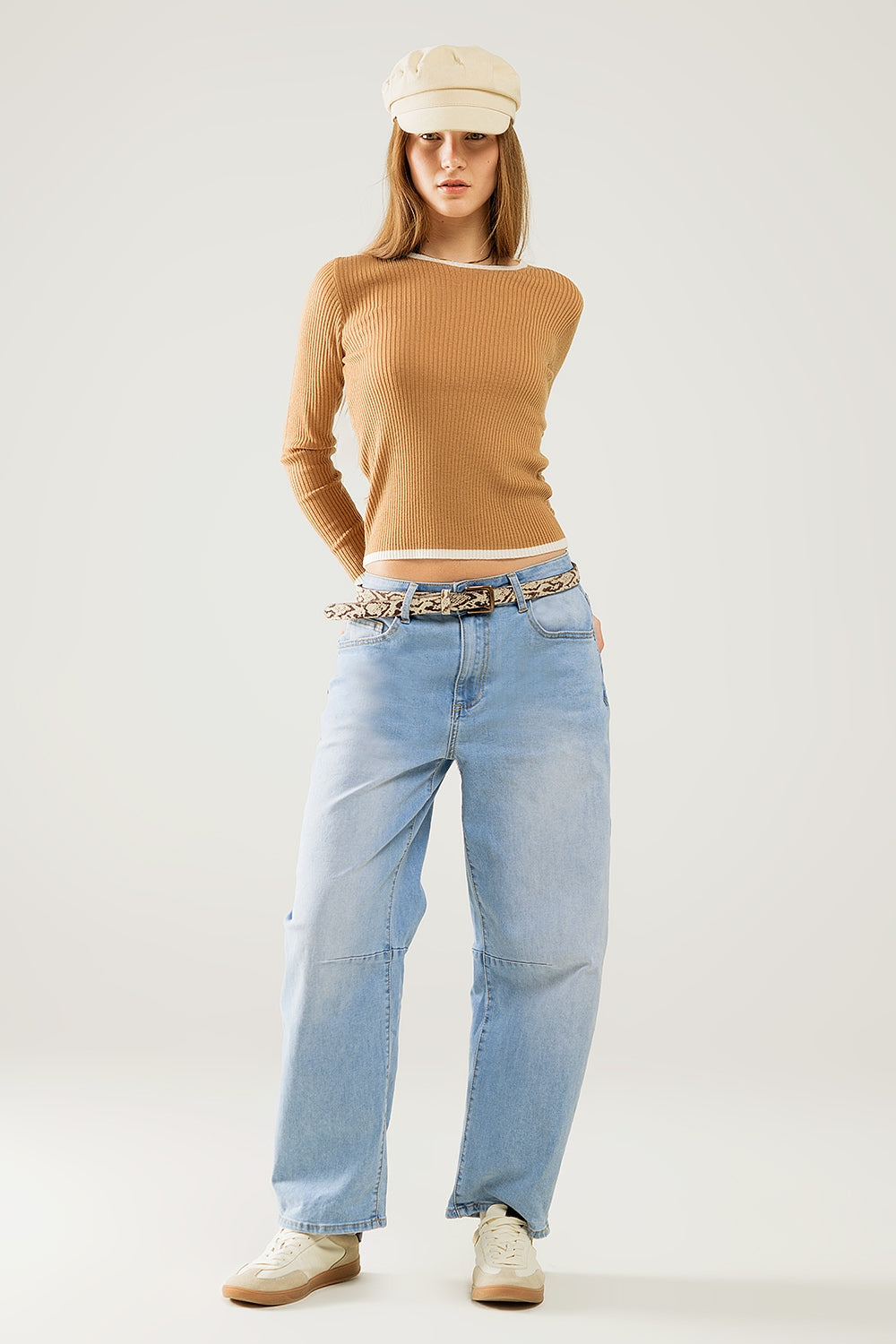 Camisola casual com nervuras em camel e pormenor de guarnição branco