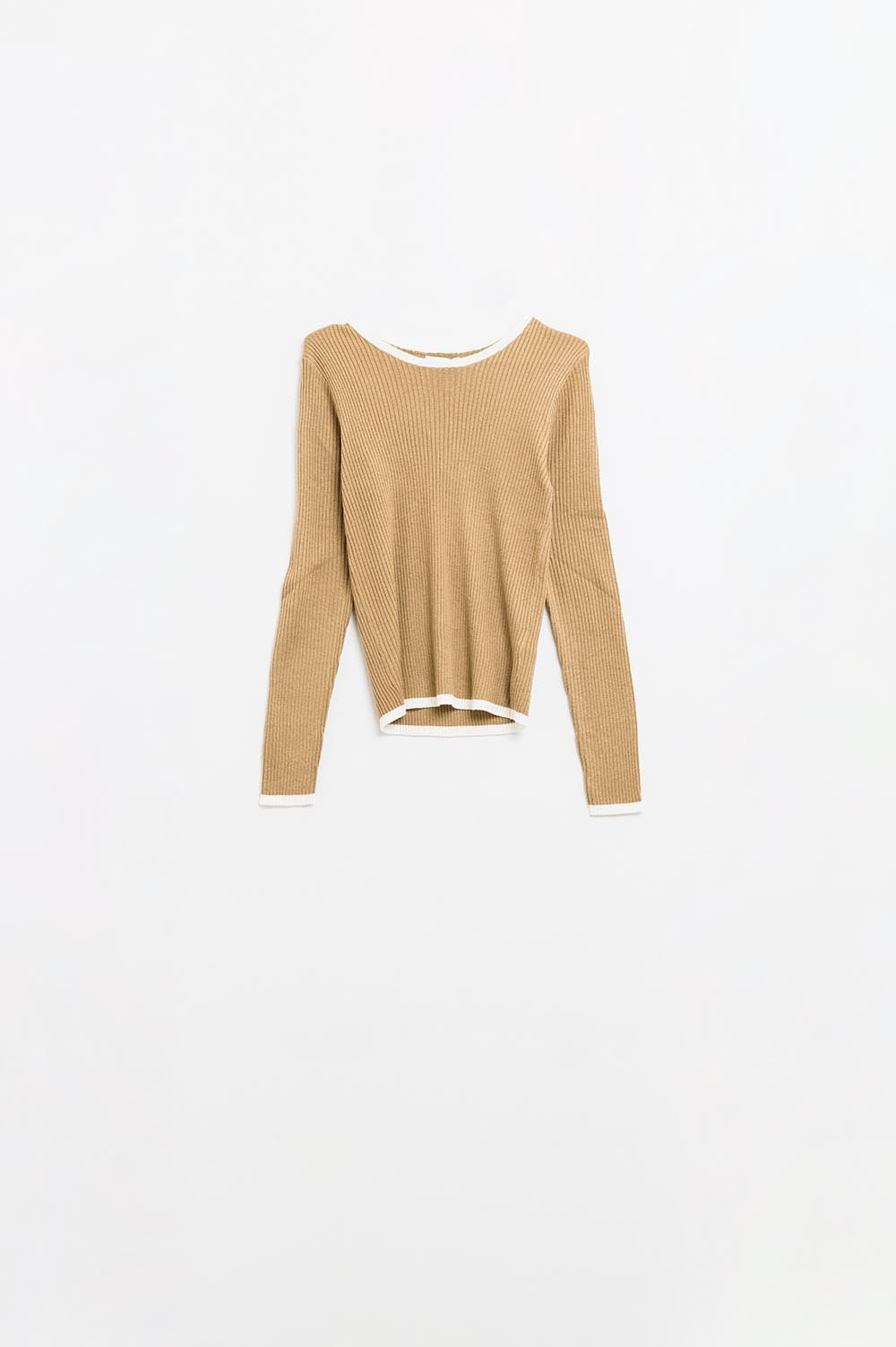 Camisola casual com nervuras em camel e pormenor de guarnição branco