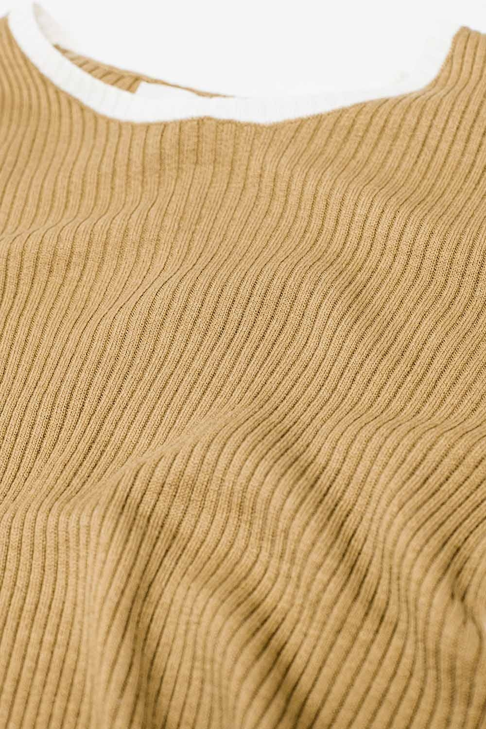 Camisola casual com nervuras em camel e pormenor de guarnição branco