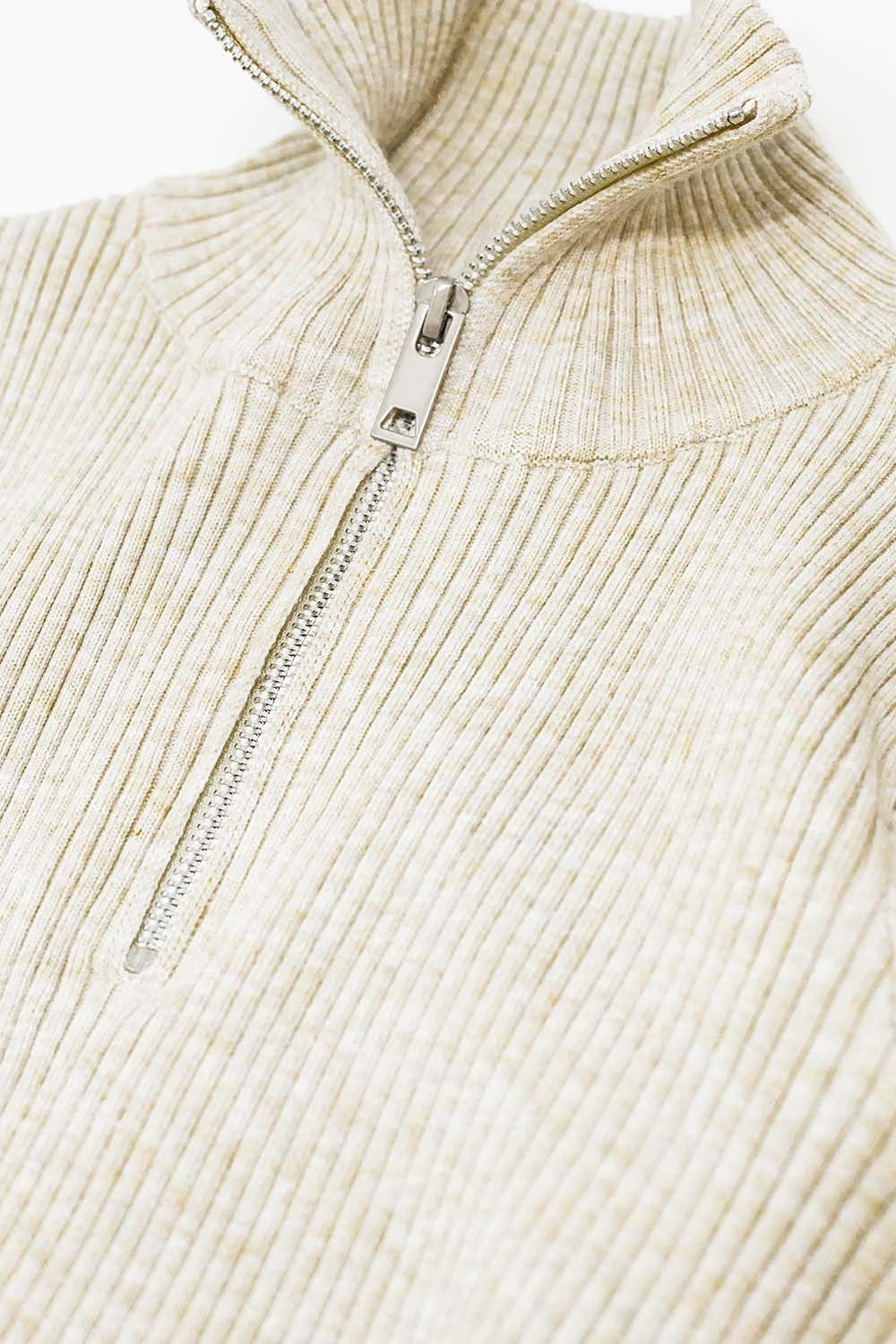 camisola com nervuras em creme e fecho de correr