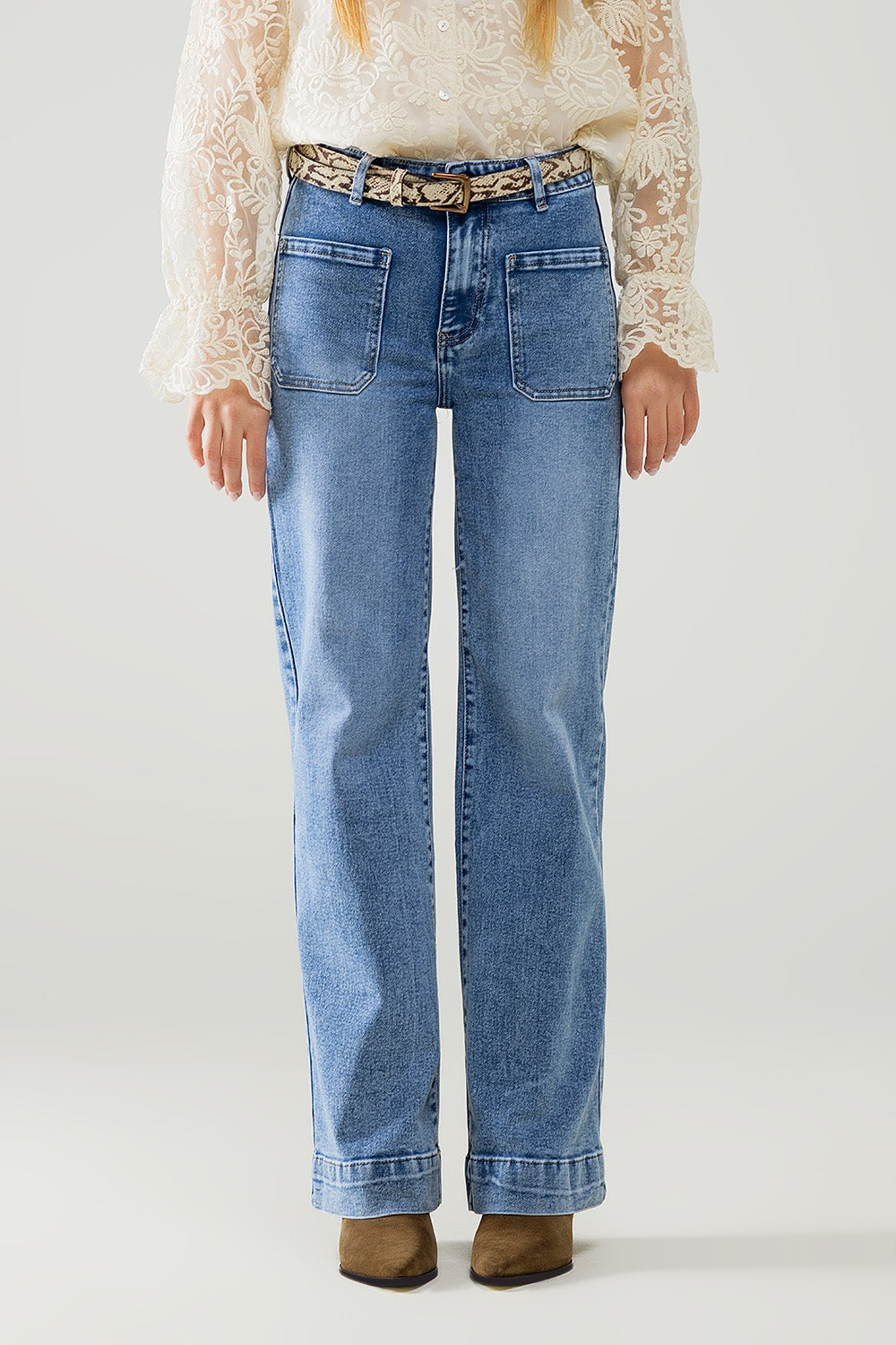 Jeans elástico de perna reta com bolso frontal em lavagem média