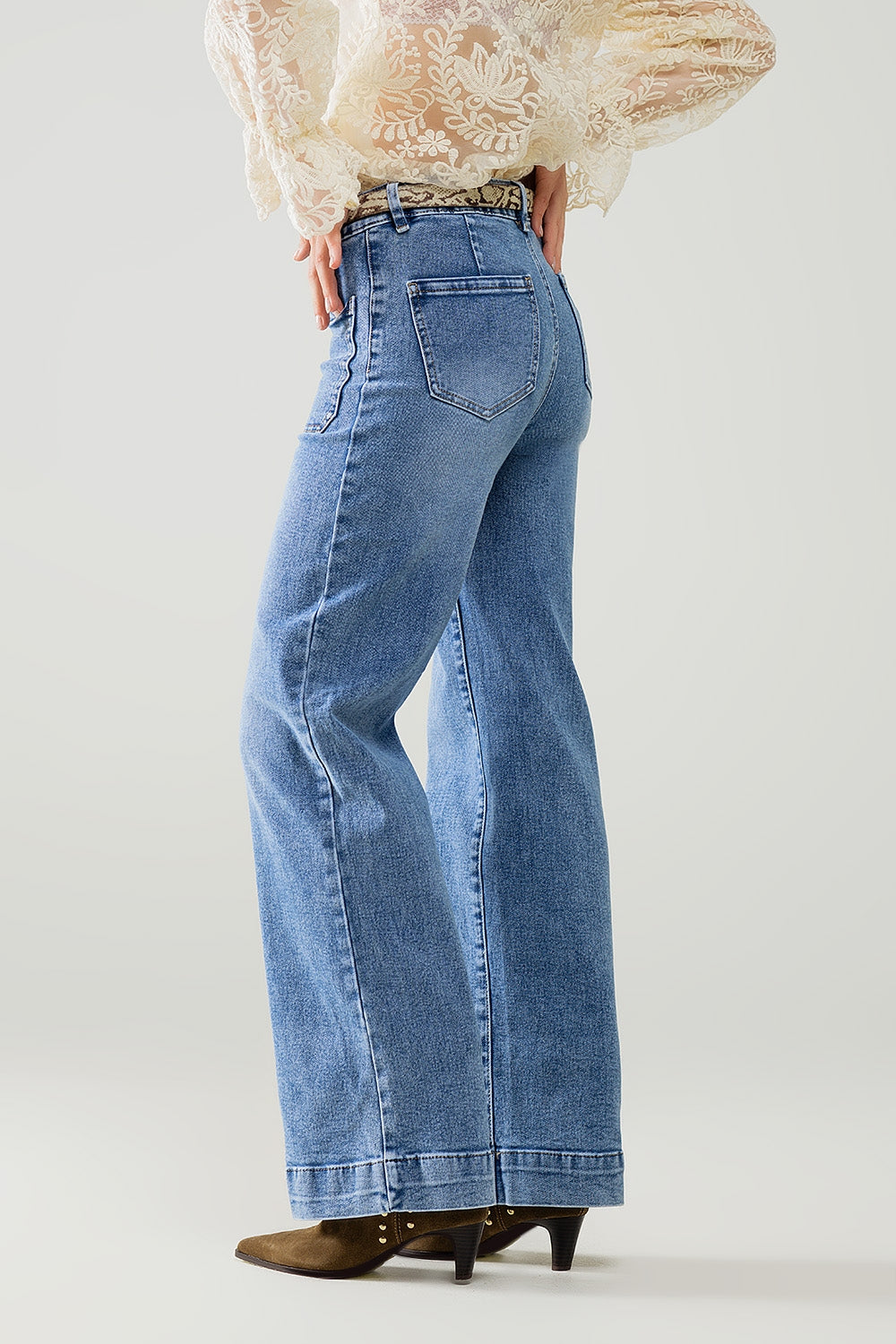 Jeans elástico de perna reta com bolso frontal em lavagem média