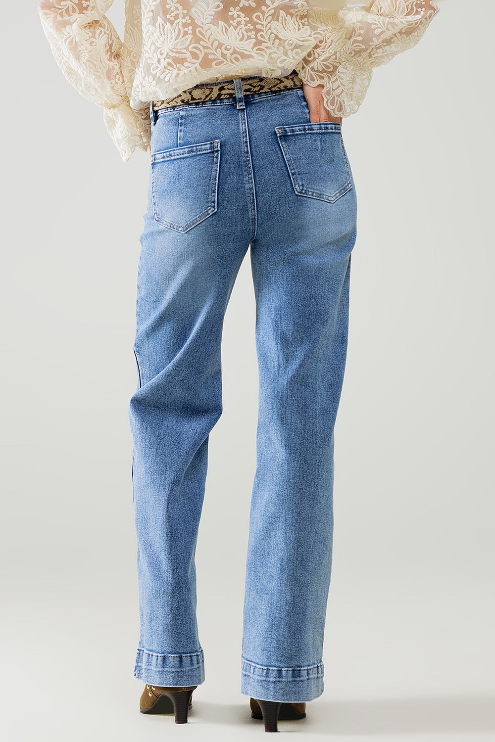 Jeans elástico de perna reta com bolso frontal em lavagem média