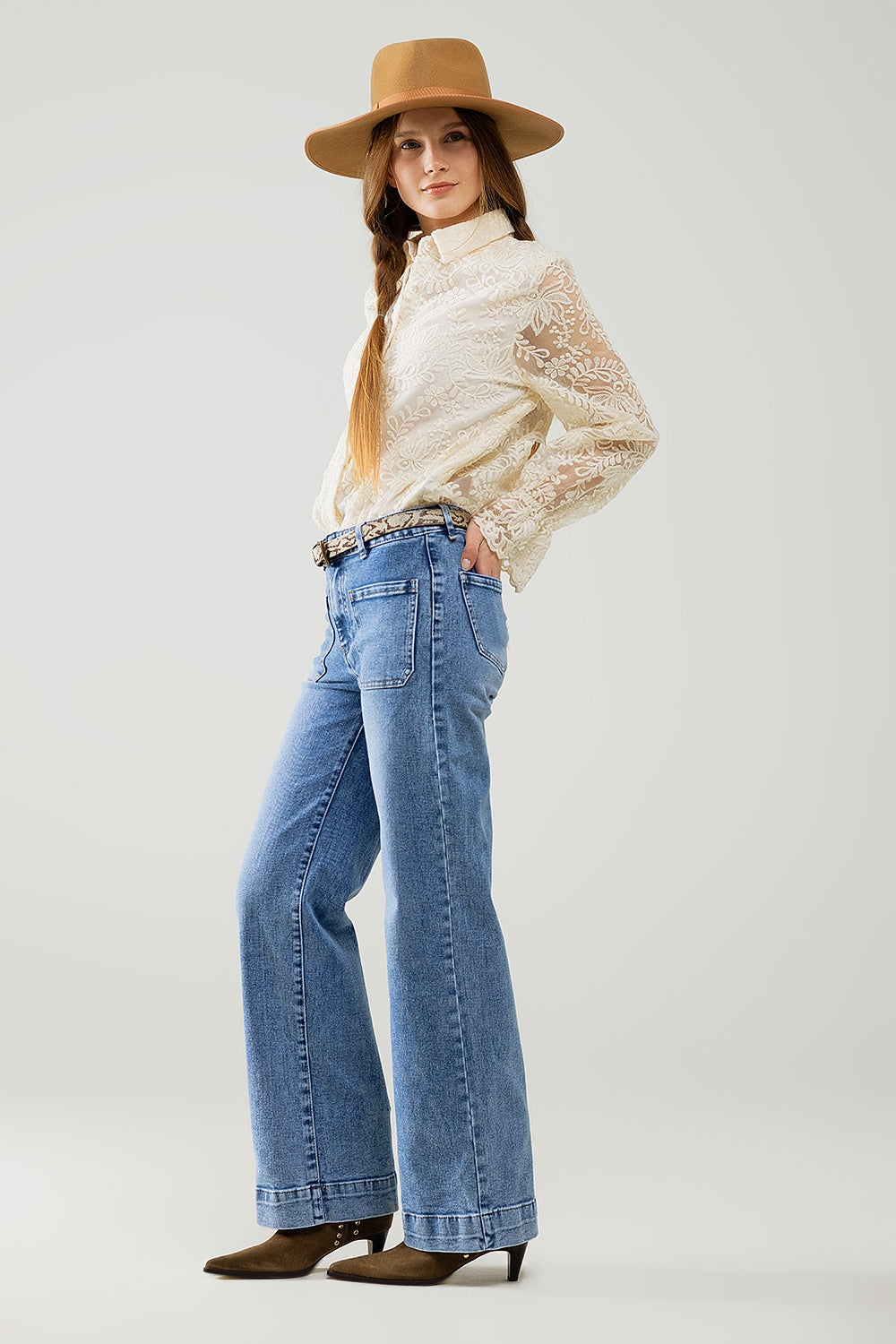 Jeans elástico de perna reta com bolso frontal em lavagem média
