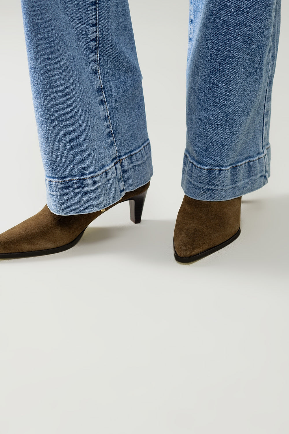 Jeans elástico de perna reta com bolso frontal em lavagem média