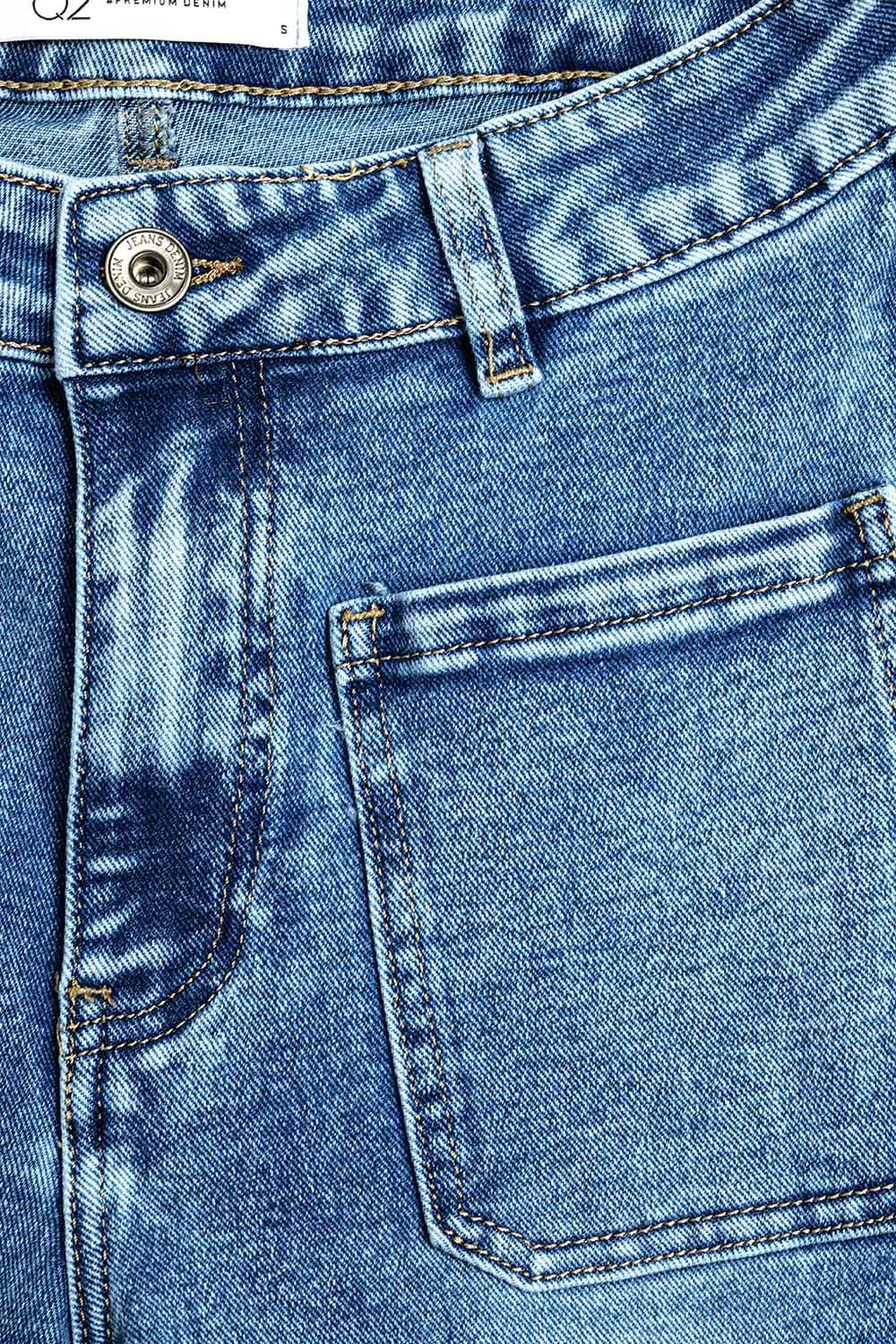 Jeans elástico de perna reta com bolso frontal em lavagem média