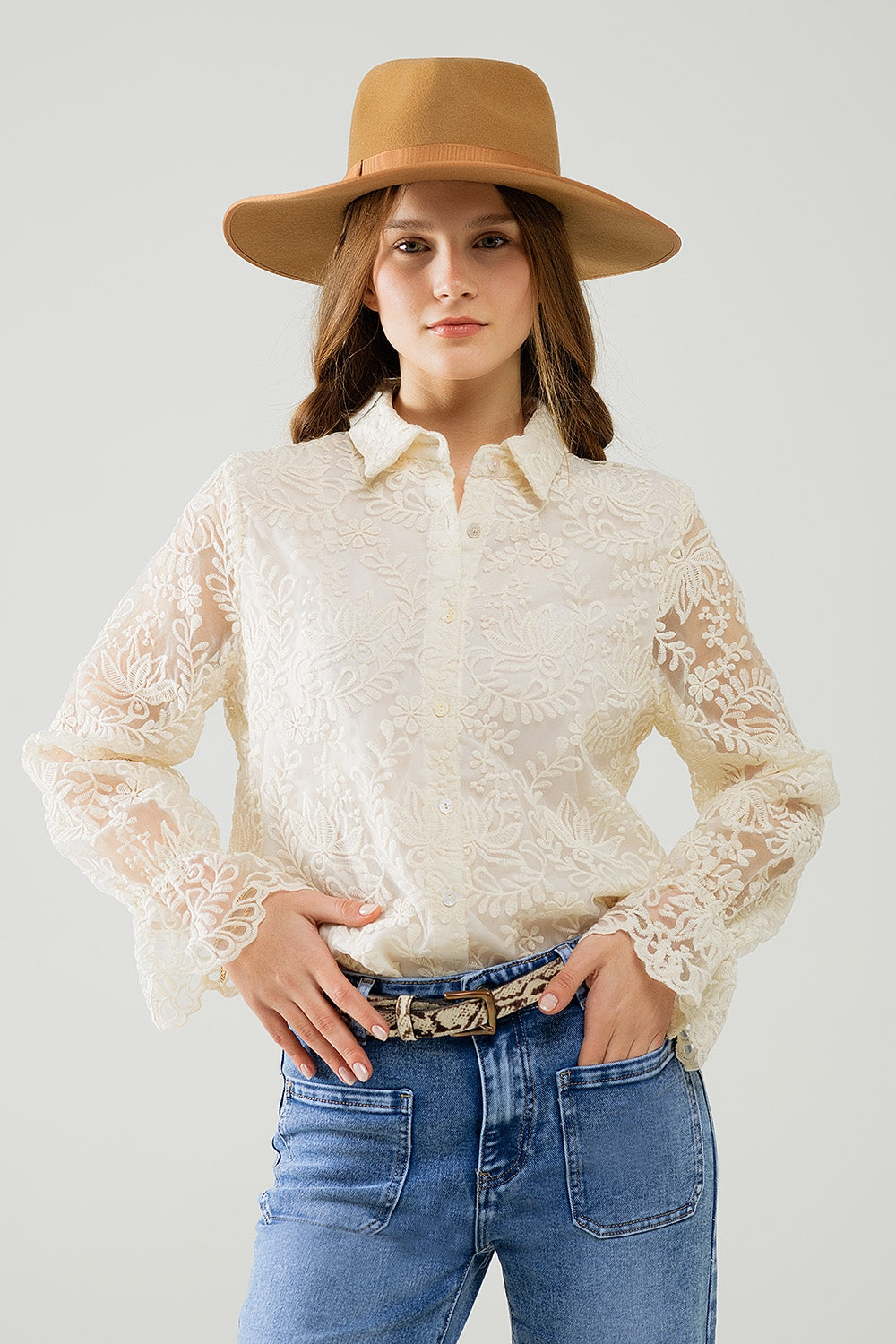 Camisa romântica de renda beige com mangas balão