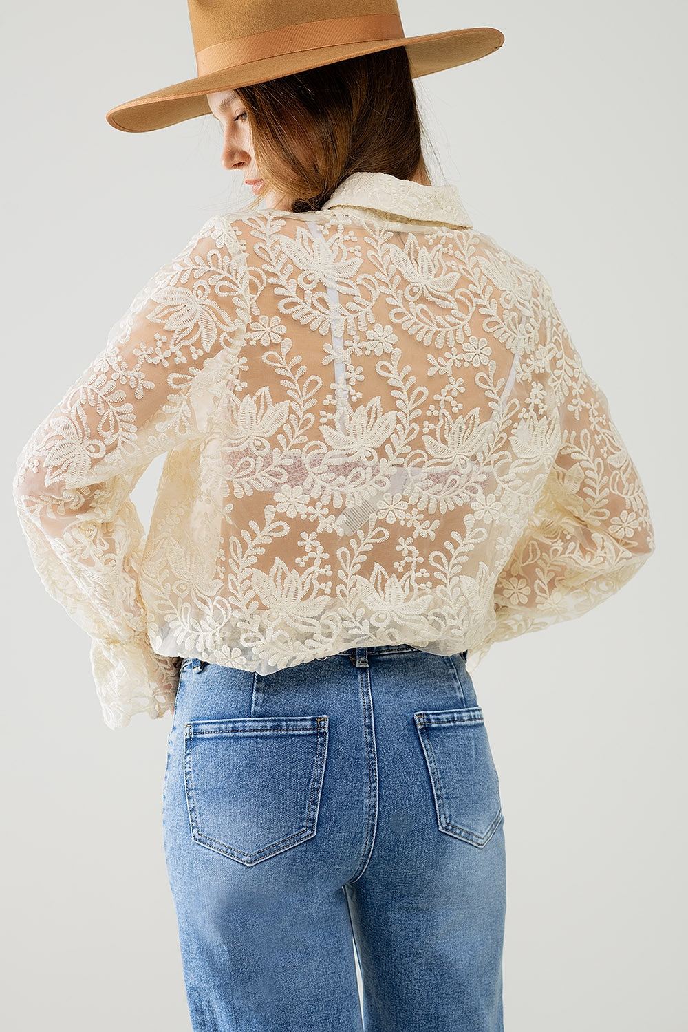 Camisa romântica de renda beige com mangas balão