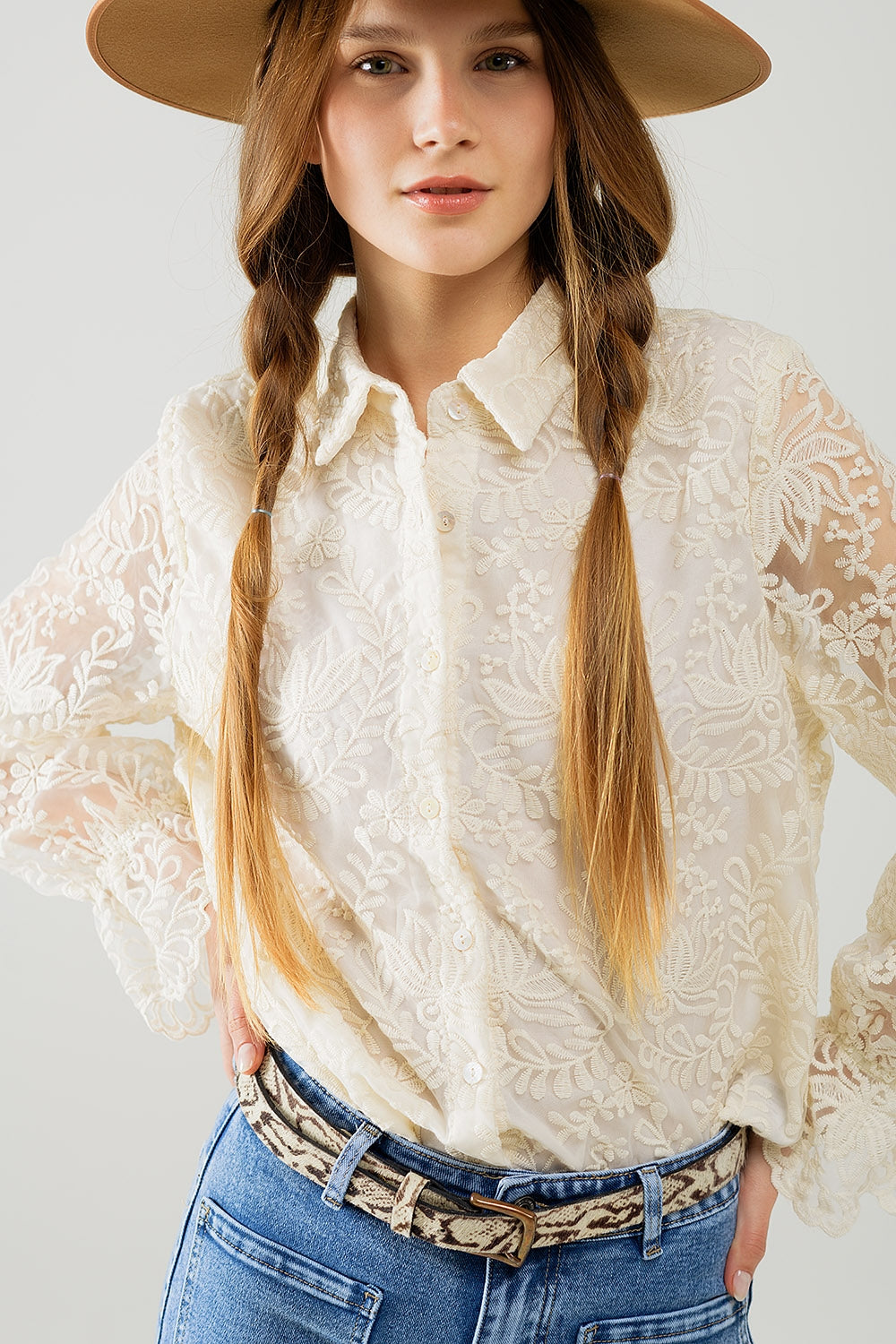 Camisa romântica de renda beige com mangas balão