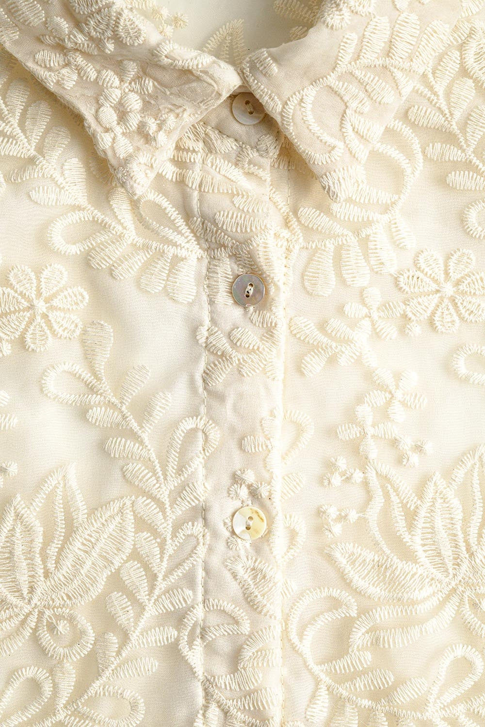 Camisa romântica de renda beige com mangas balão