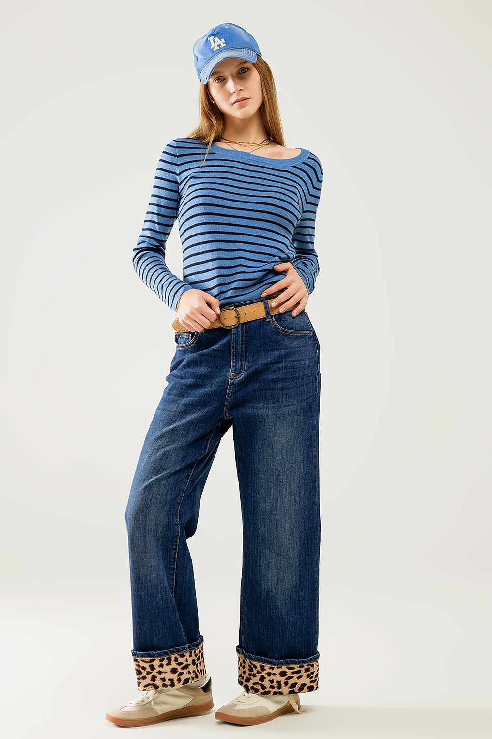 Camisola de malha fina às riscas azuis com gola redonda