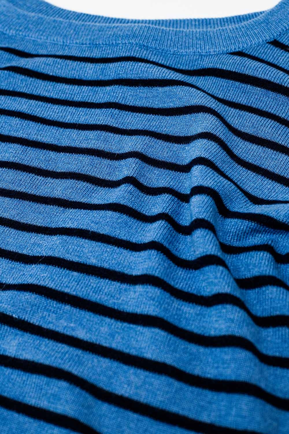 Camisola de malha fina às riscas azuis com gola redonda