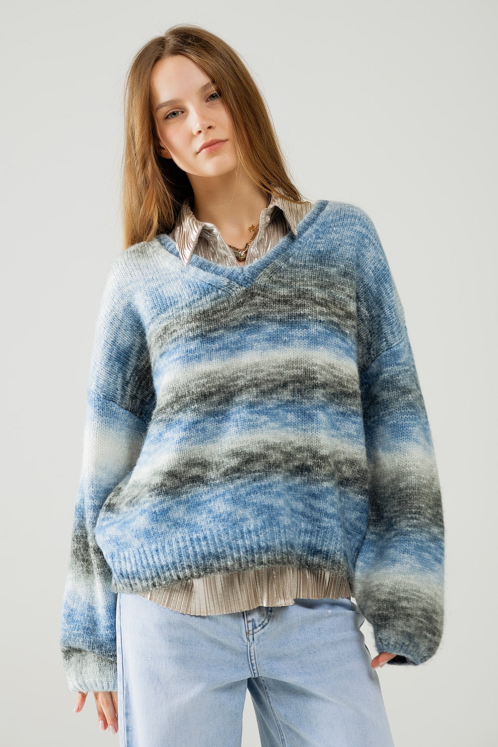 Camisola de gola em V solta com riscas azuis e cinzentas