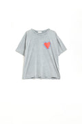 T-shirt cinzenta com um desenho de um coração na frente e nas costas