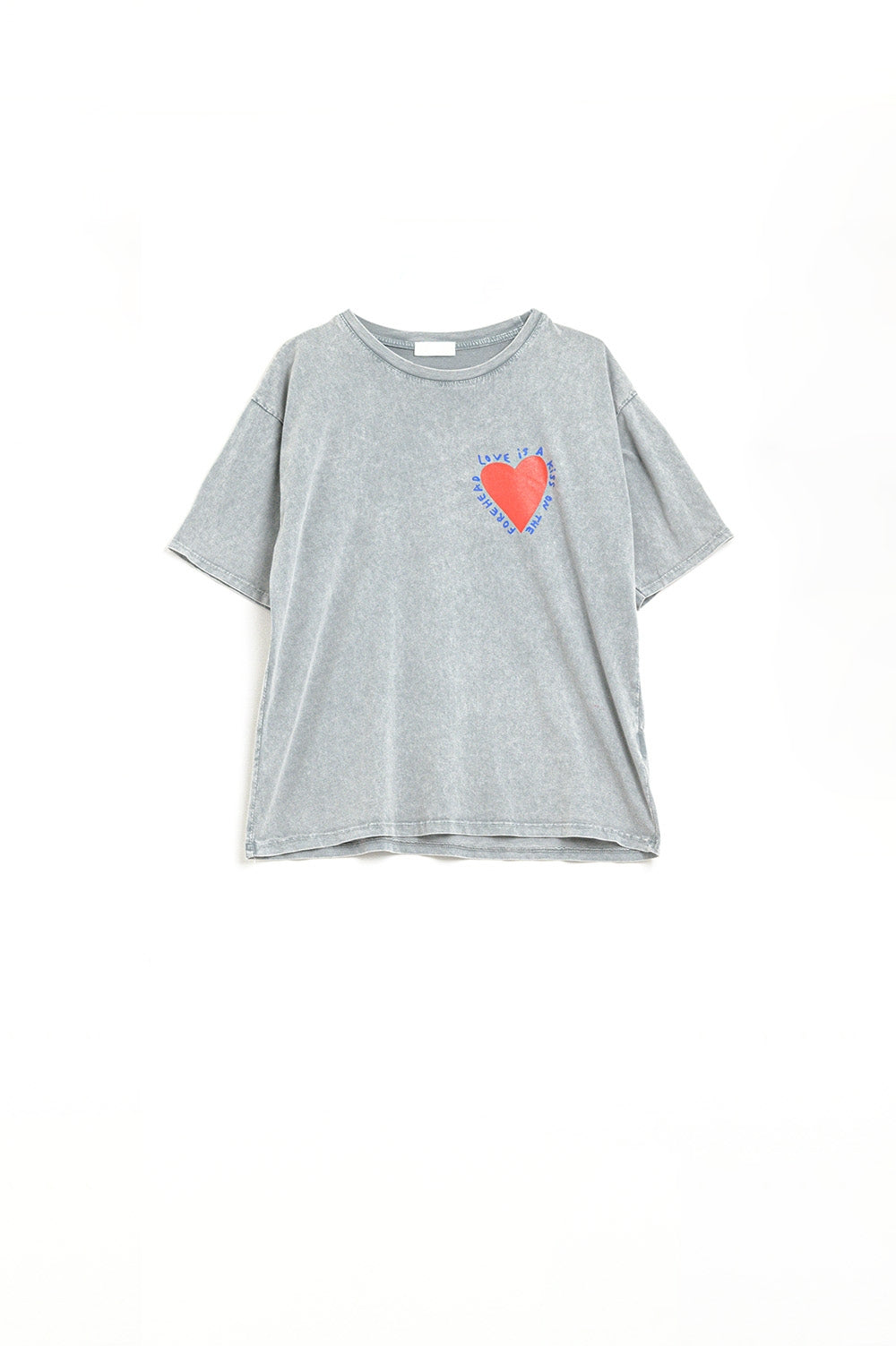 T-shirt cinzenta com um desenho de um coração na frente e nas costas