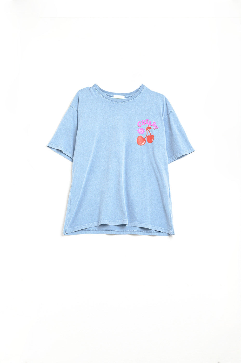Camiseta azul com cereja no logotipo e letras