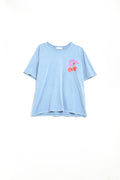 Camiseta azul com cereja no logotipo e letras