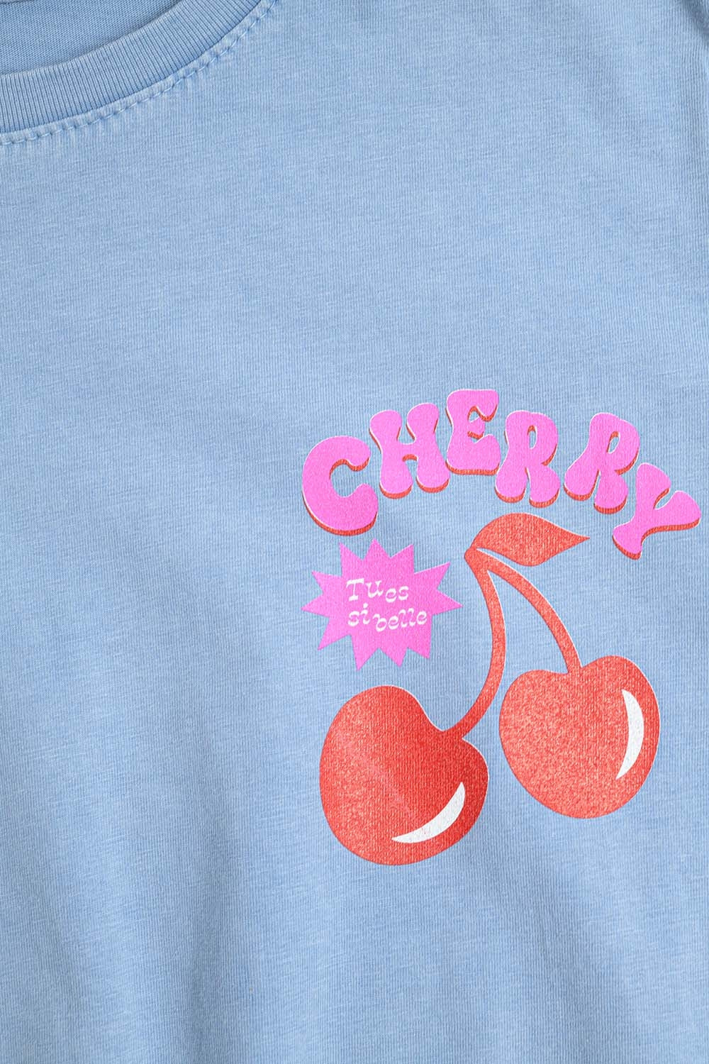 Camiseta azul com cereja no logotipo e letras