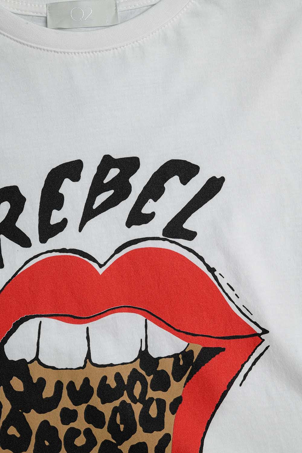 T-shirt branca descontraída com estampado gráfico Rebel e Lips