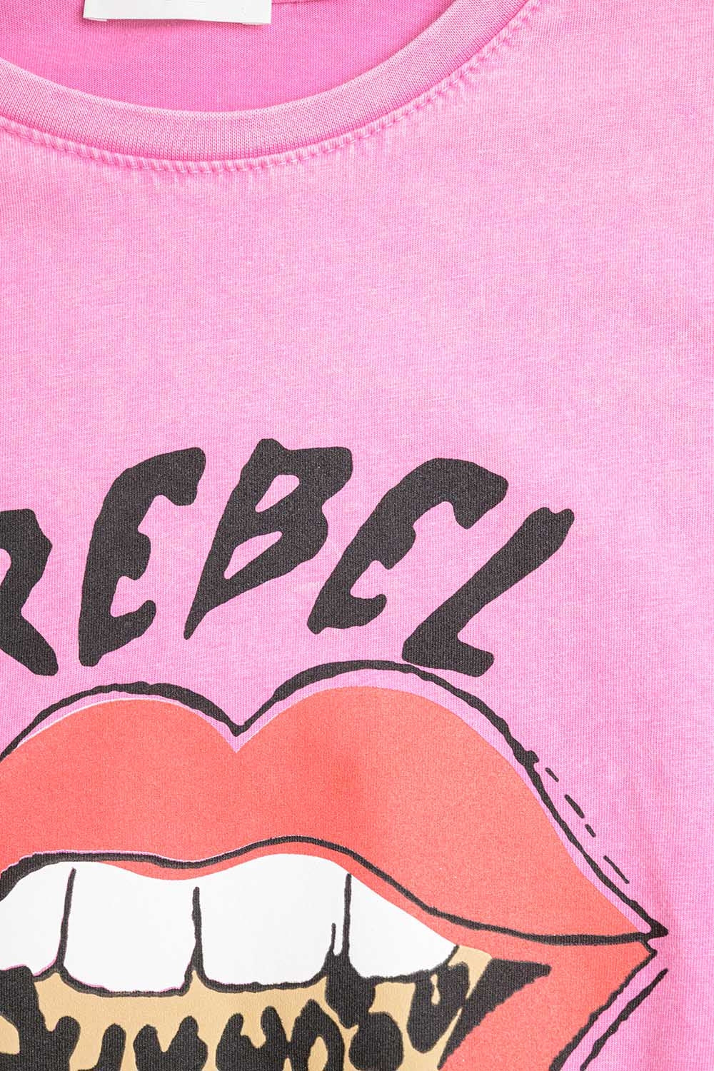 T-shirt gráfica Pink Rebel com língua estampada de leopardo