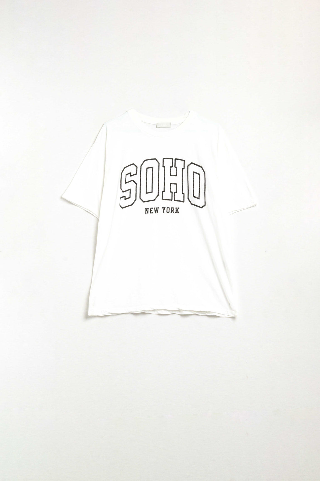T-shirt branca de tamanho grande com Soho New York na frente