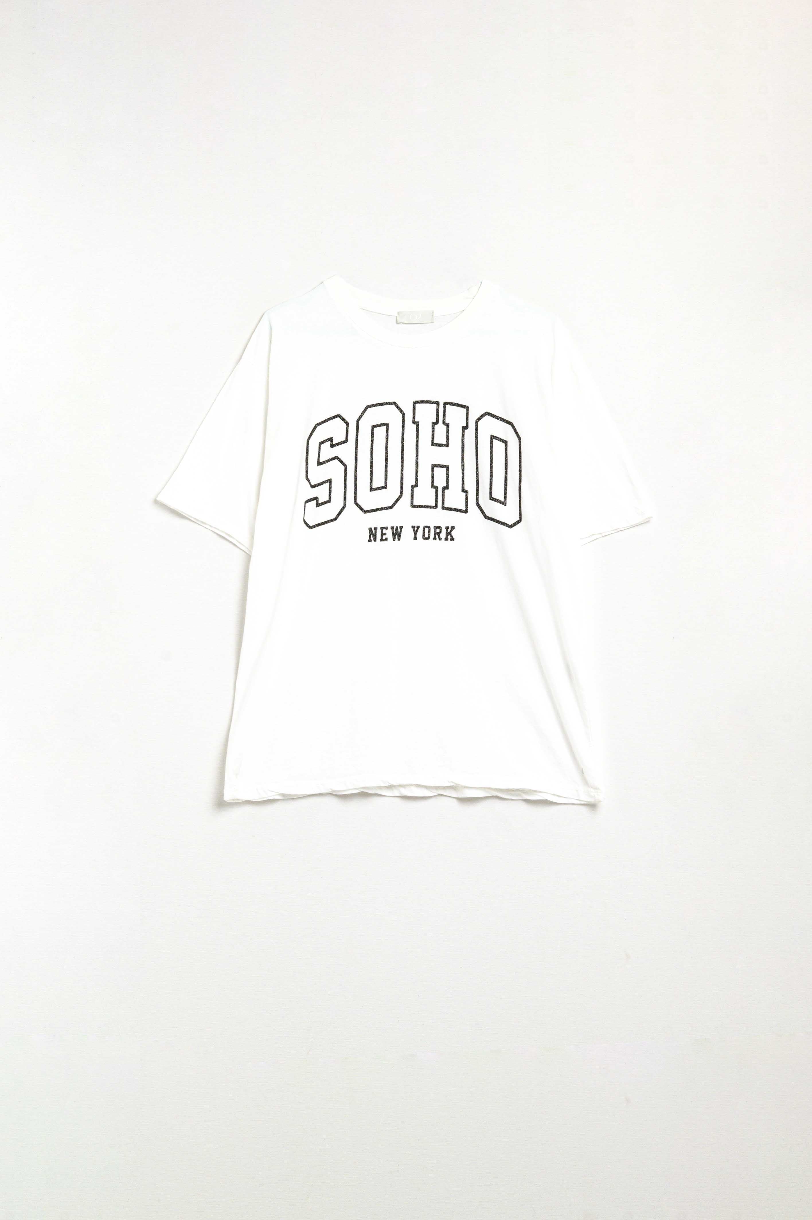 T-shirt branca de tamanho grande com Soho New York na frente