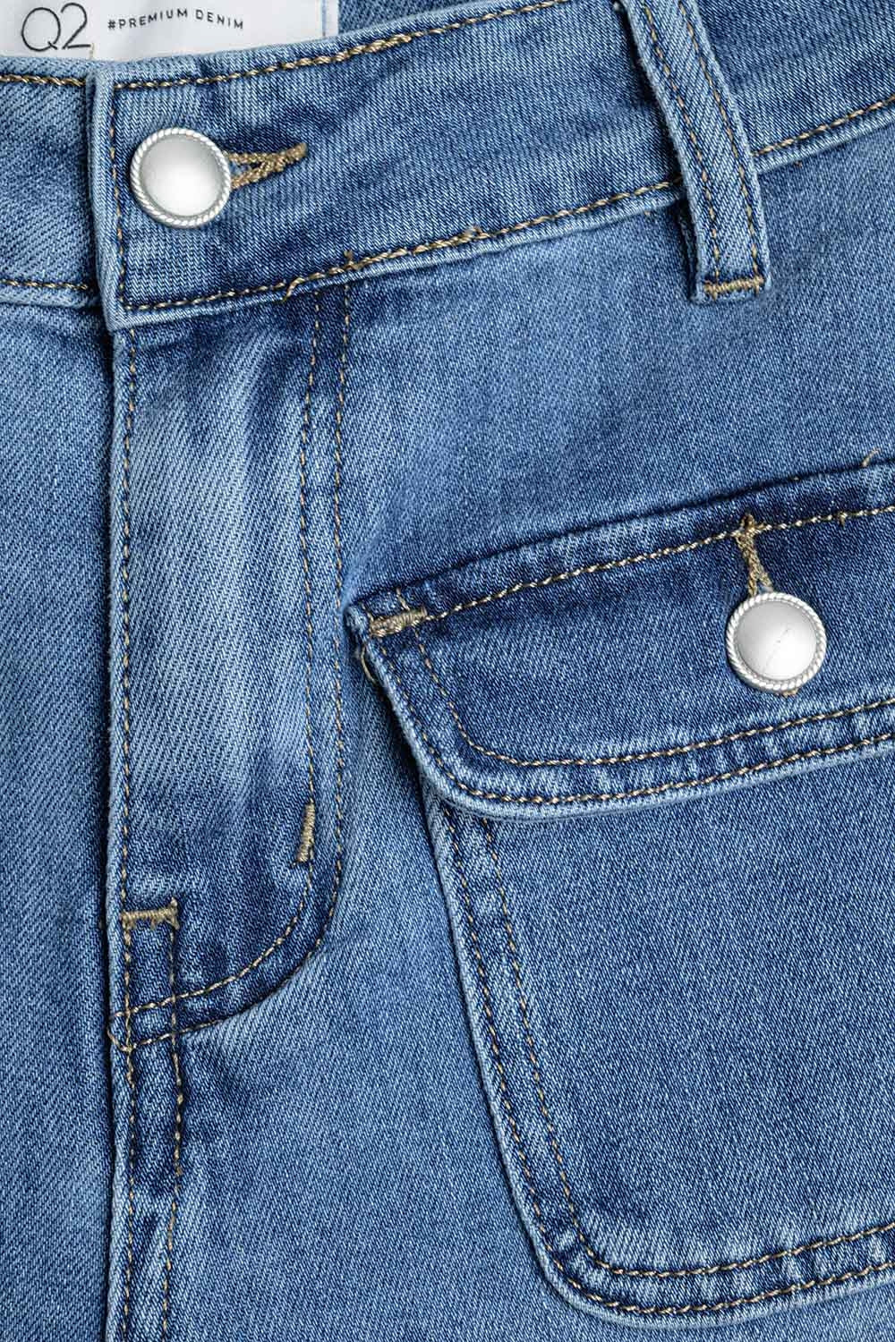 Jeans dritti con tasche posteriori sul davanti