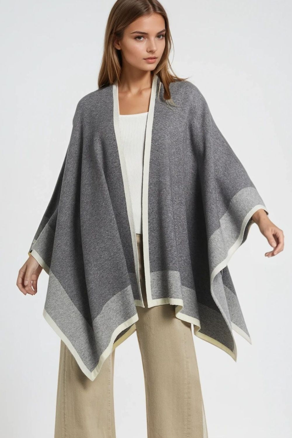 Poncho de malha em cinzento com acabamentos em cru