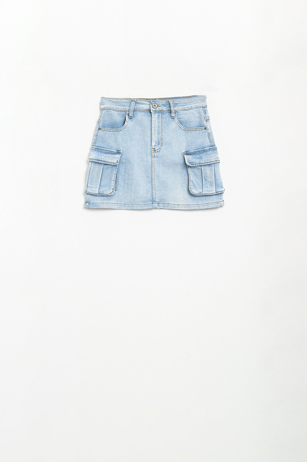 saia mini de denim claro com bolsos laterais cargo
