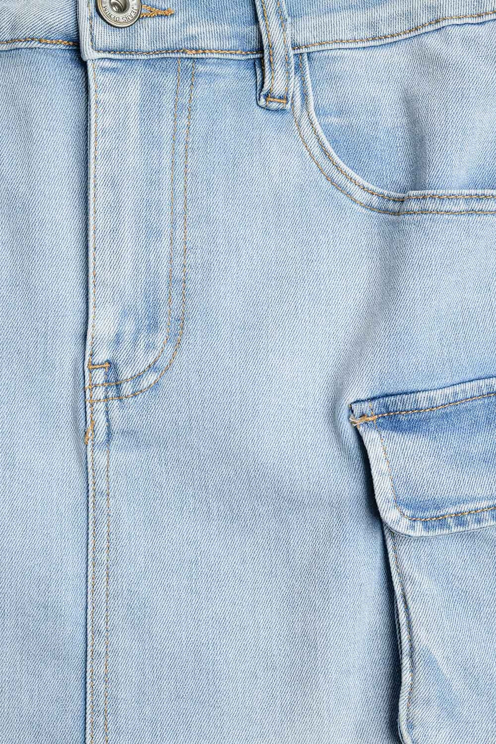 saia mini de denim claro com bolsos laterais cargo