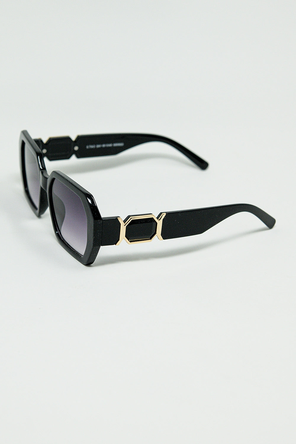 Óculos de sol em formato de diamante preto e detalhe dourado