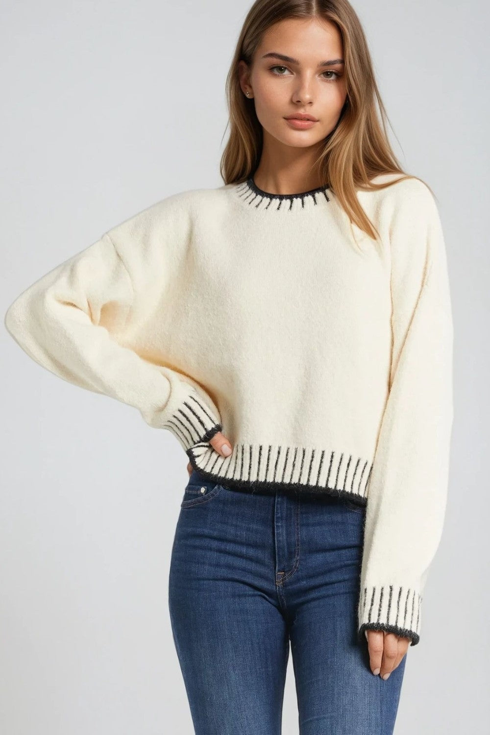 Camisola fofa em creme com pormenor de nervuras no pescoço e na bainha