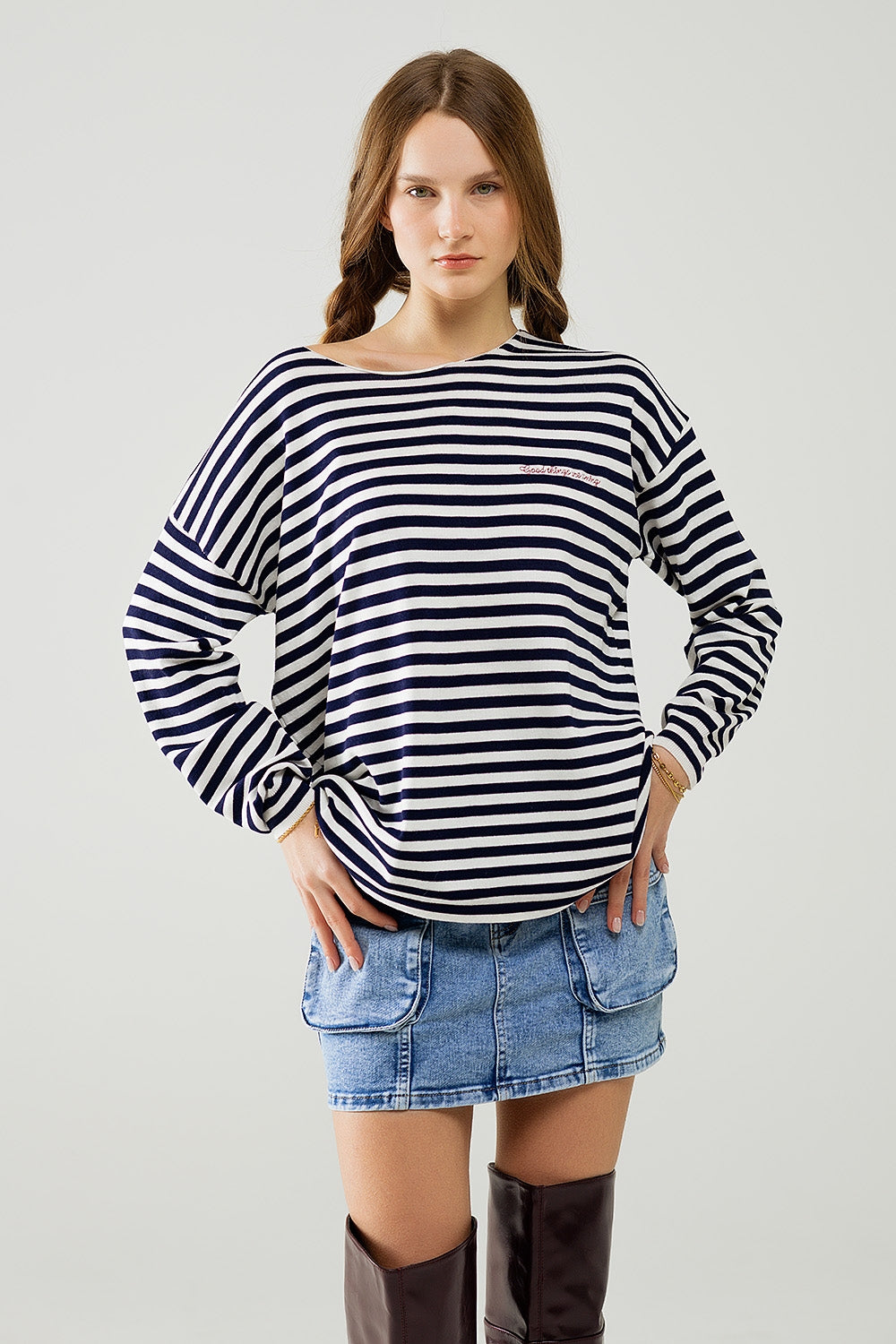 camisola de malha fina às riscas azul-marinho com gola redonda