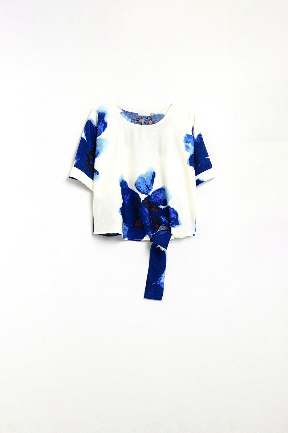 Blusa Branca Cropped Com Estampa Floral Tropical Azul