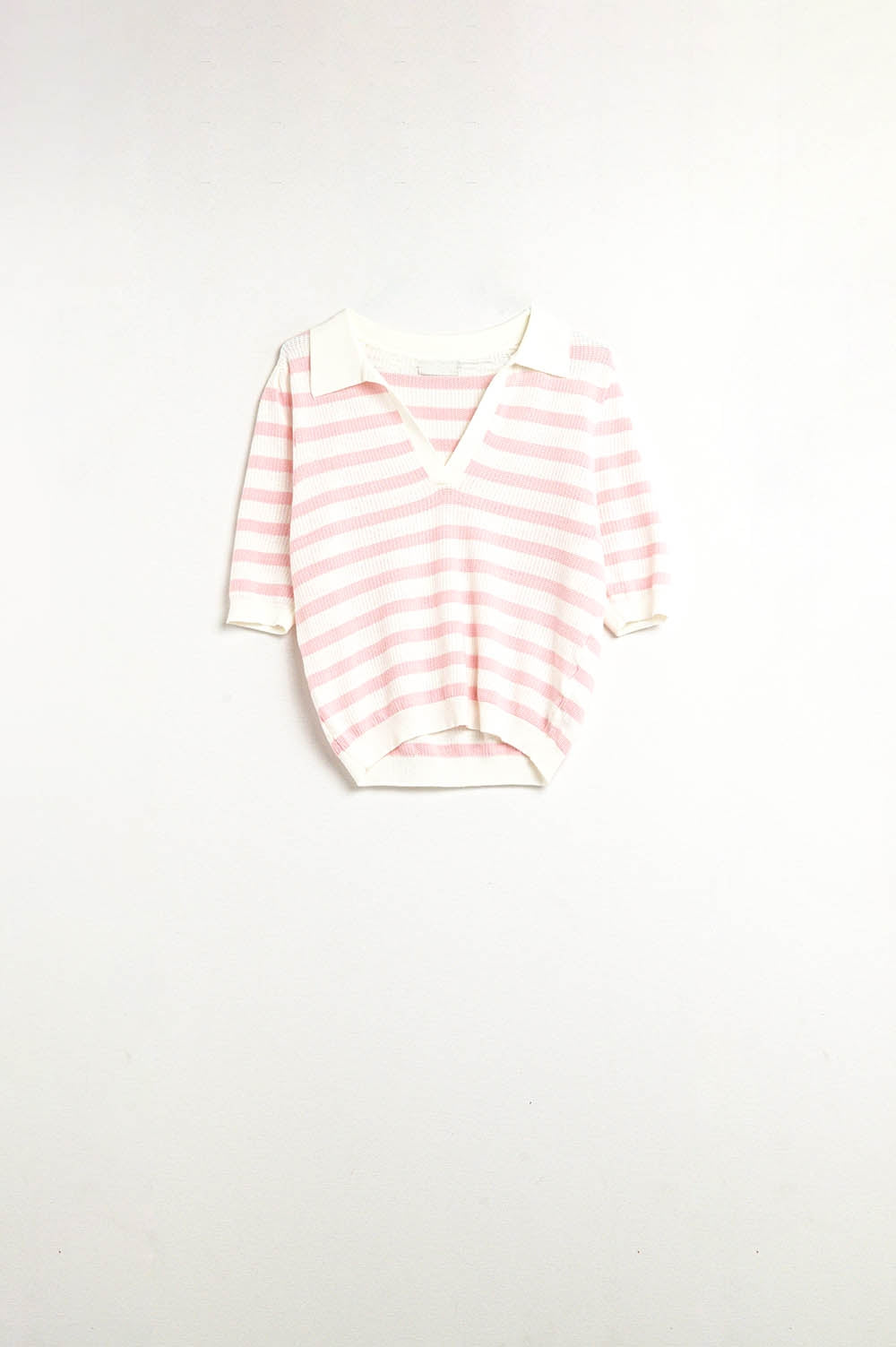 Top polo branco de malha com riscas cor-de-rosa