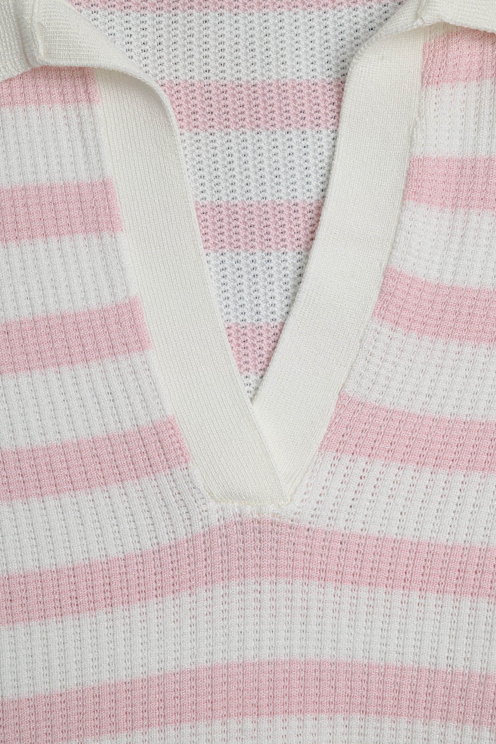 Top polo branco de malha com riscas cor-de-rosa