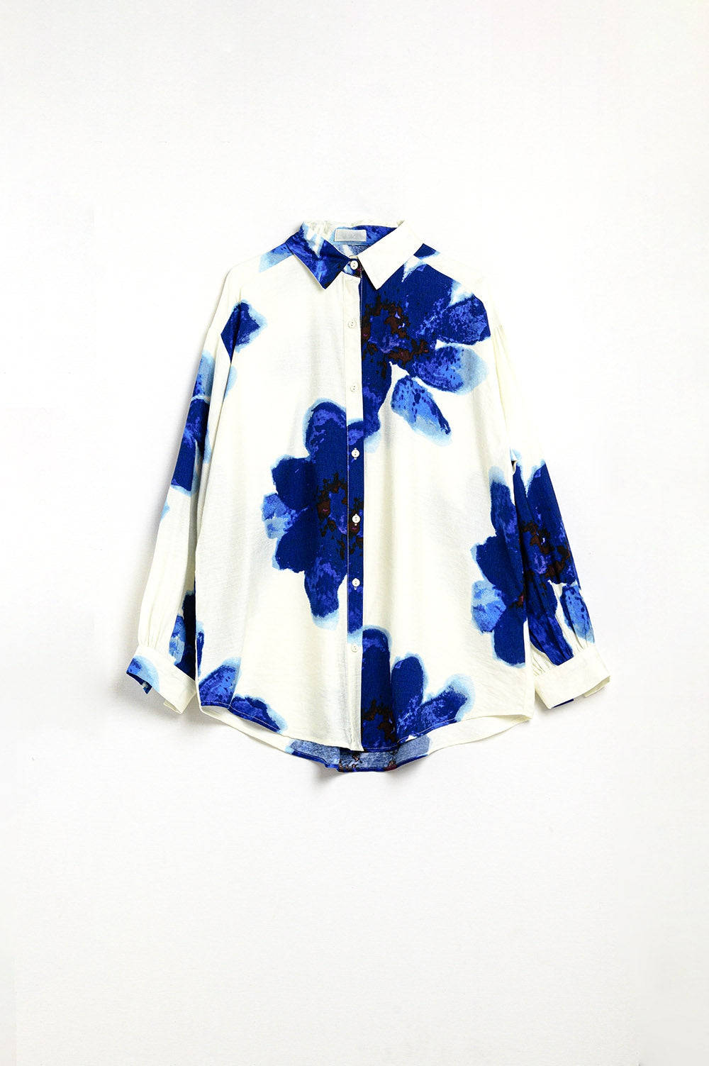Camisa Relaxada em Branco com Estampa de Flores Tropicais Azuis