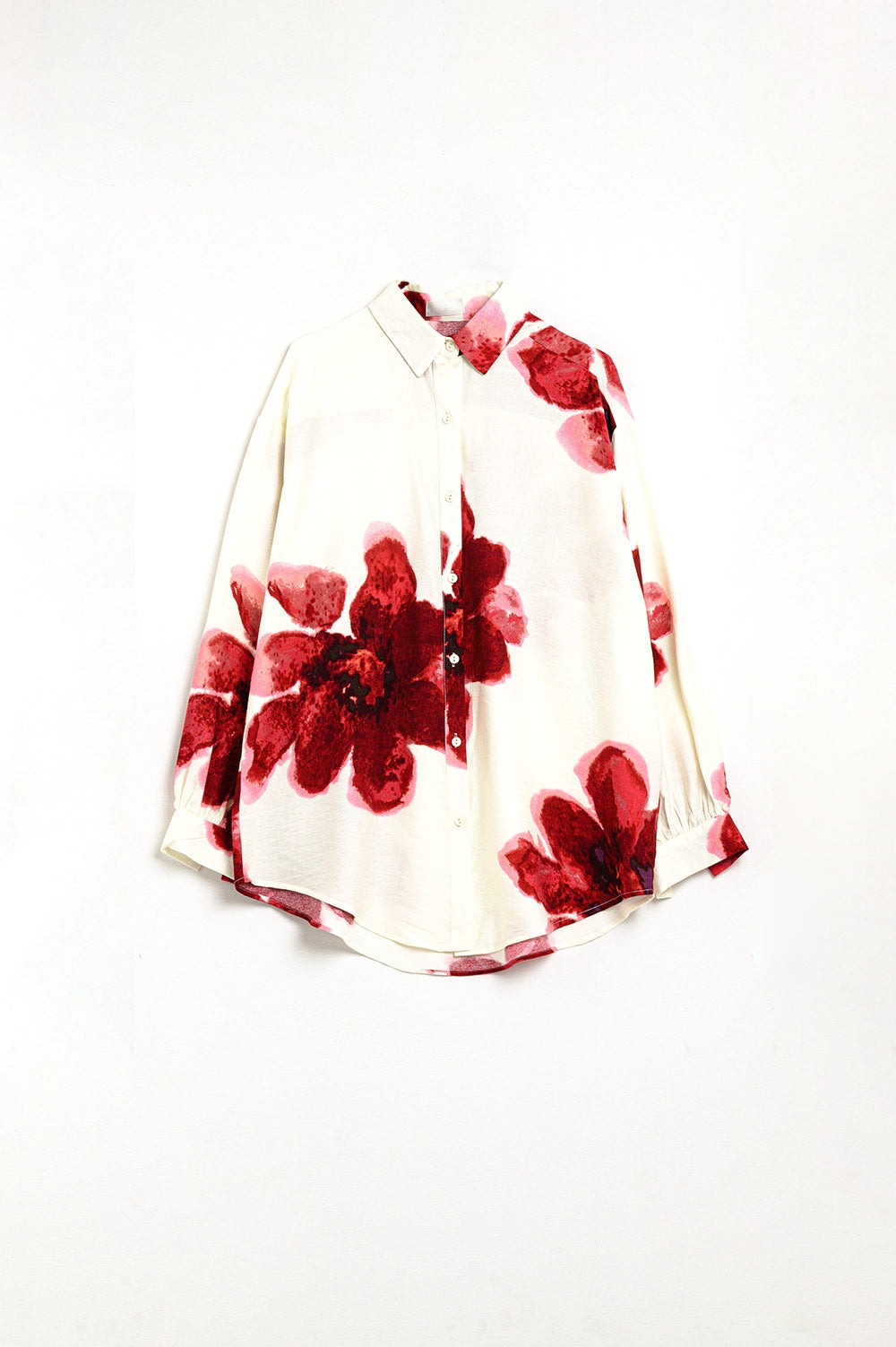 Camisa descontraída em bege com estampado de flores tropicais em vermelho