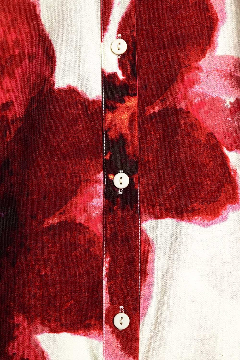 Camisa descontraída em bege com estampado de flores tropicais em vermelho